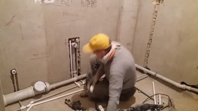 Простая схема разводки труб в элитной квартире.