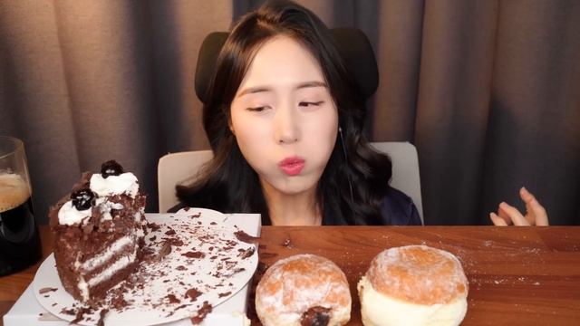 최애 디저트에 최애 더하기? 초콜릿 케이크에 노티드 도넛 먹방 ASMRㅣDESSERT CHOCOLATE CAKE DONUT EATING SHOW MUKBANG