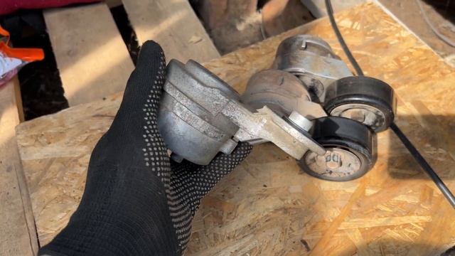 Устраняем неизвестный свист, часть 2. Замена натяжителя на Hyundai Solaris (Про Солярис). смотреть онлайн