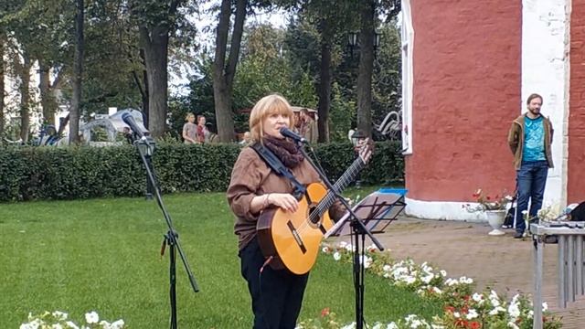 Мария Махова читает свои стихи на фестивале "Гусли мира" в Суздали 29.08.2021 смотреть онлайн