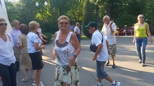 Хорошо, все будет хорошо💃🌹 Счастливые минуты в парке Горького 💃🌹Харьков 2021 смотреть онлайн