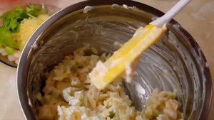 Салат с креветками и сельдереем, сыром и ананасом