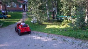 Тёма покупает старые детские машинки и электромобили