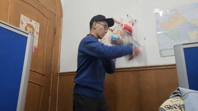 Yogi lee-A YOYO VIDEO IN MY OFFICE смотреть онлайн