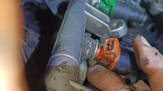 Устанавливаю форсунки в рампу Киа Спортейдж 1.