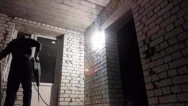 Штробление кирпичной стены