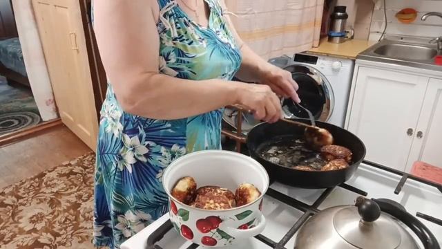Выпекала белый формовой хлеб? и жарила рыбные котлеты!!!
