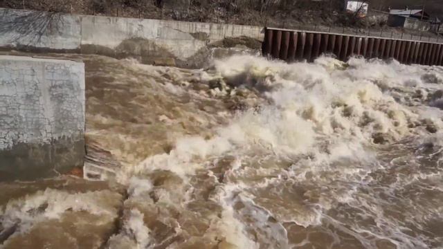 МИНЬЯР. Водосброс плотины на реке Сим.