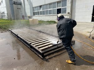 Очистка поддонов высоким давлением воды на производстве газобетона.