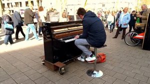 Уличный музыкант, пианист  Отлично играет и зарабатывает   HD