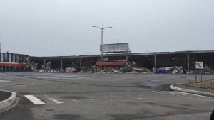 Луганск осень 2014 года сгоревший после обстрела строительный гипермаркет Эпицентр