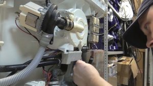 Ремонтируем посудомоечную машину Electrolux ESF 2450w подтекает снизу, устраняем течь