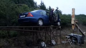 Самодельная мобильная эстакада со складывающимися/управляемыми колесами для ремонта авто в действии