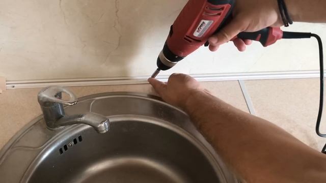 Кухонный плинтус для столешниц. Установка плинтуса на столешницу. Монтаж кухонного плинтуса.