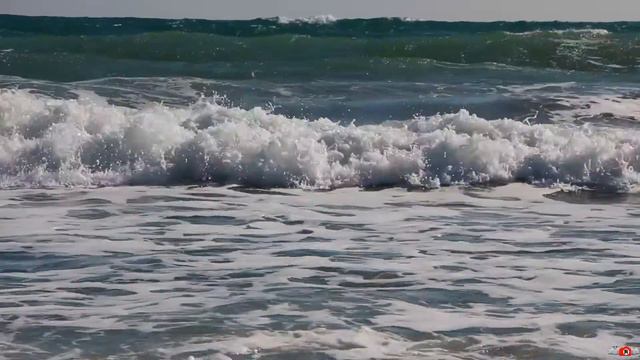 Зимнее море. Холодные волны. Крым