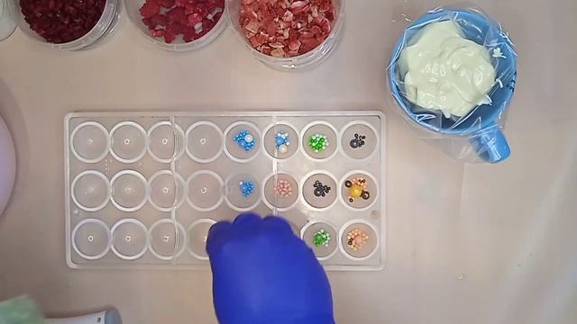 Создание открытых конфет из шоколада с начинкой из сублимированных ягод смотреть онлайн