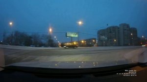 Автобус проехал перекресток на красный свет.