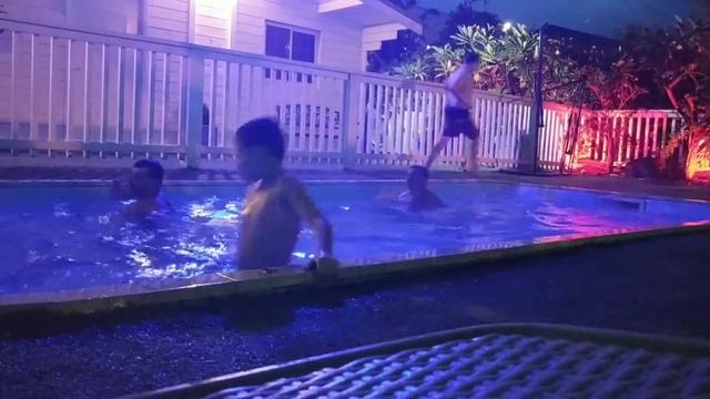 Adrian TV - Адриан с семьей - дети в бассейне - ночное купание - озеро Кенерет - Израиль смотреть онлайн