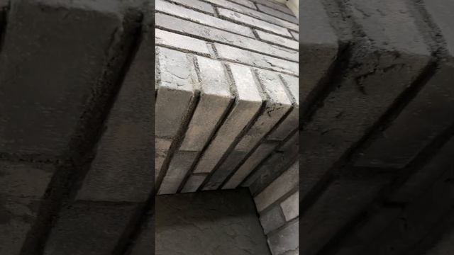? А зачем дорогой и тяжелый кирпич, когда есть плитка такая же? #phomi #отделка #фасаддома