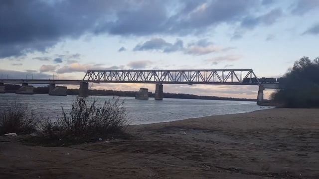 Река Ока в Щурово в городе Коломна. Автомобильный мост и железнодорожный мост. Лодка. Люди смотреть онлайн