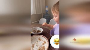 Дочка Наталии Фриске Луна завтракает кашкой!