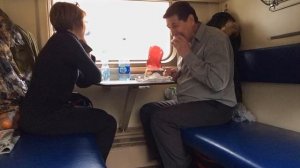 Имеет ли право пассажир нижней полки в поезде не пускать к столику пассажира сверху