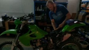 Kawasaki KLX 250.Плохо очищенный карбюратор,это к проблемам.