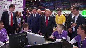 В Ярославле Владимир Путин общался со старшеклассн...форуме "Будущие интеллектуальные лидеры России"