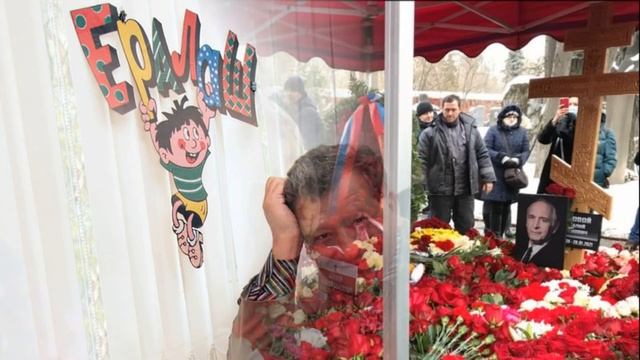 Как выглядят могилы Ланового, Грачевского, Началовой и Фриске смотреть онлайн