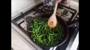 Стручковая фасоль с яйцами и сыром
