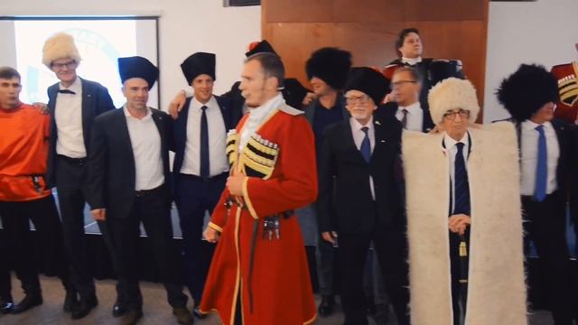Фольклорный ансамбль на встречу иностранной делегации, на встречу туристов в русском стиле.