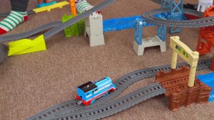 Железная дорога Томас и друзья на ВСЮ комнату / КОШКА против ПАРОВОЗИКОВ / Веселое развивающее видео