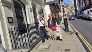 ЛЮДИ НА УЛИЦАХ ЛОНДОНА В СТИЛЬНОЙ И МОДНОЙ ОДЕЖДЕ. УЛИЧНАЯ МОДА.