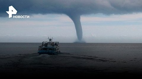 Разрушительное торнадо: смерч вышел из моря в Греции / РЕН Новости