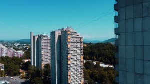 Daredevils Defy Gravity: Epic Slacklining Between Towering Buildings!