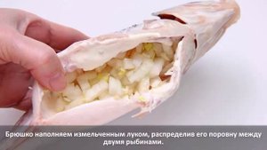 Запеченный карась фаршированный луком и приправами понравится многим!