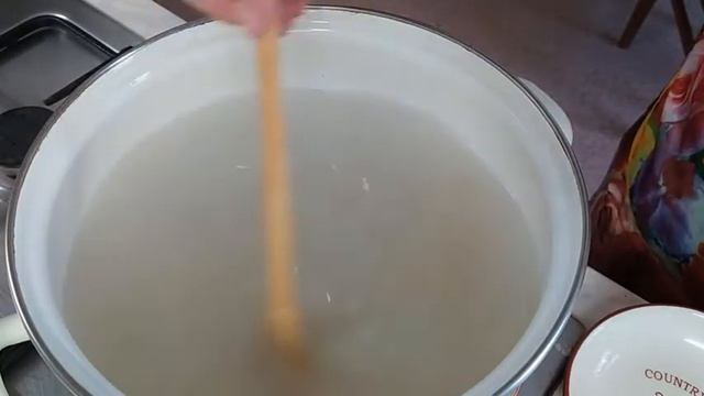 Паста фарфалле с беконом и помидорами черри. смотреть онлайн