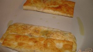 Лаваш с сыром и колбасой на сковороде