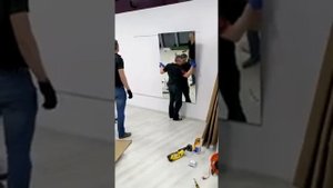 Монтаж зеркал в детском танцевальном зеле
