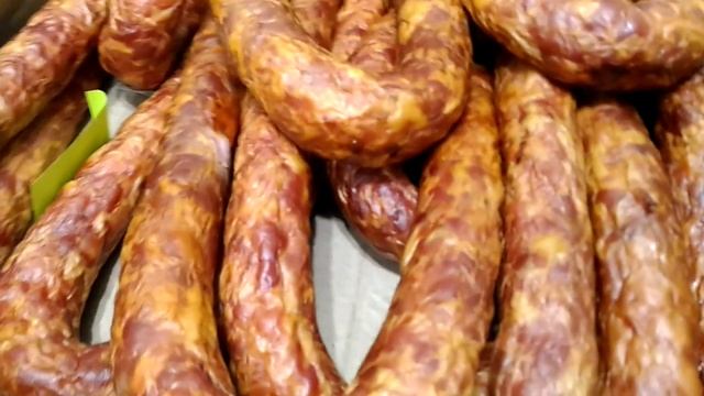 Мясное ассорти копченых, вареных домашних колбас свинина, говядина, индейка и копченая грудинка смотреть онлайн
