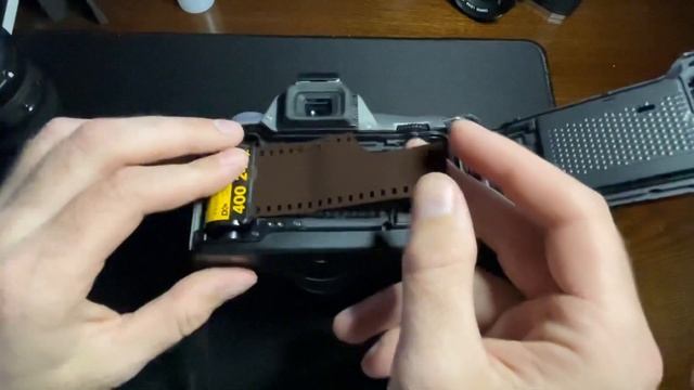 Loading film into my Nikon N55 смотреть онлайн