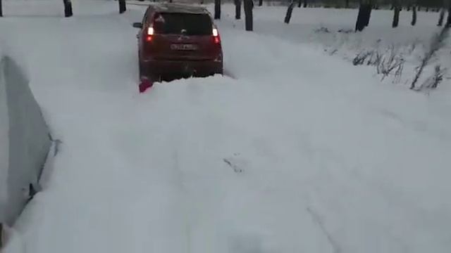 Чистить снег легковым автомобилем. смотреть онлайн