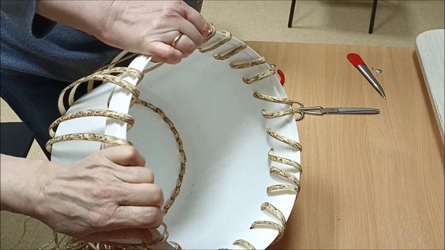 Кашпо из искусственного ротанга. Обратное плетение.