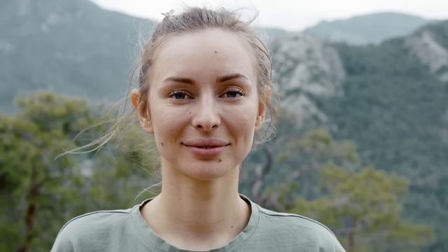 Волчица положила в руки женщины больного волчонка, умоляя спасти его!
