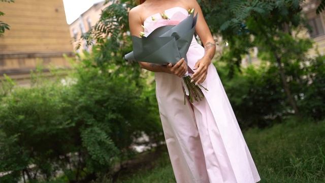 Букет из 5 пионовидных роз Flash back, 6 розовых лизиантусов и 2 голубых гортензий в упаковке смотреть онлайн