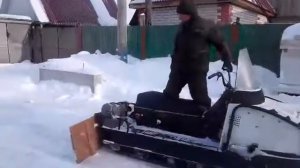 На буране чистим снег