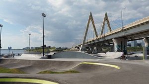 Памп-трек в экстрим-парке "Урам" и мост Миллениум в Казани