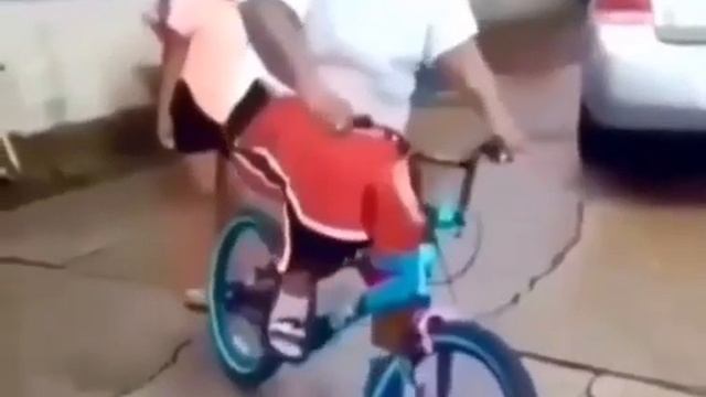 Упал с велосипеда черный пацан смотреть онлайн