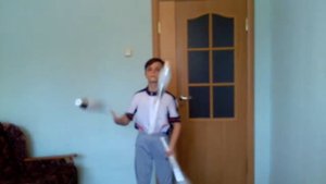 Жонглирование 3-мя булавами(броски за спиной)