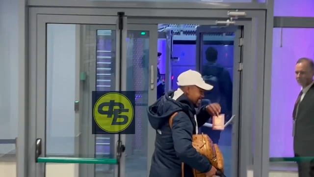 Малком показывает заграничный паспорт - уже российский
